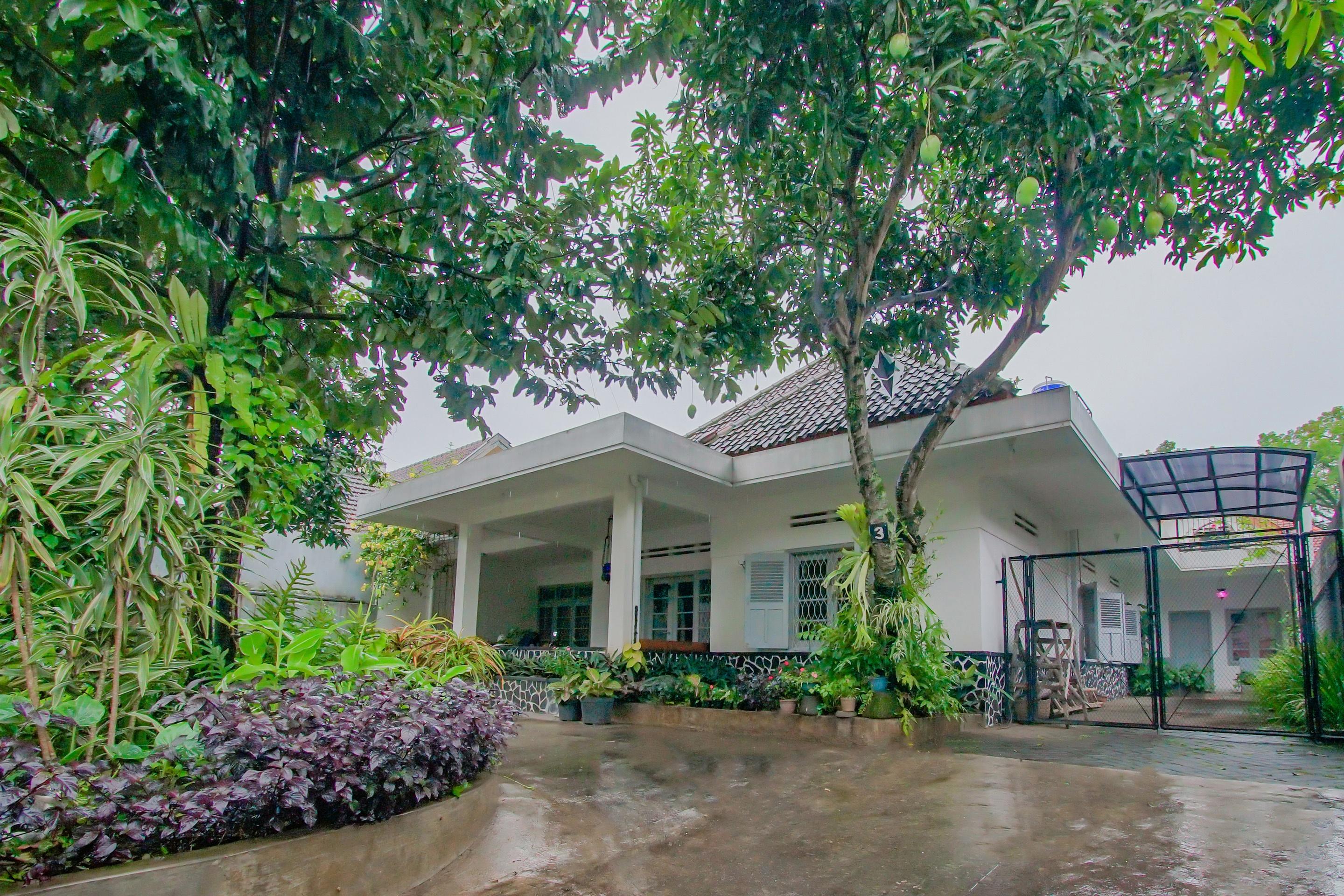 Hotel Oyo 3371 Omah Saras Family à Malang Extérieur photo